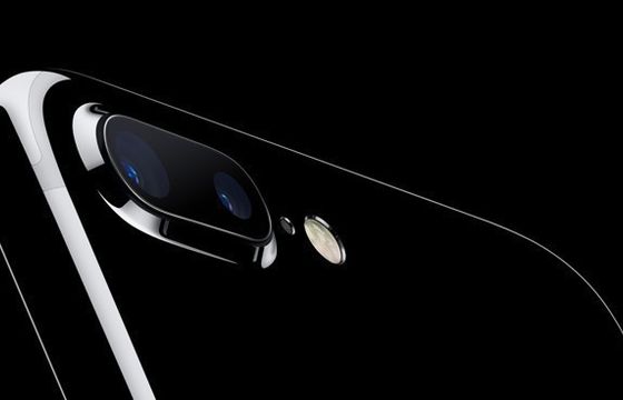 iPhone 8 z bezprzewodowym ładowaniem, szklaną obudową i skanerem tęczówki oka