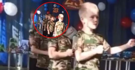 Szykują dzieci do "Dnia Obrońcy Ojczyzny". Wstrząsające nagranie z Mariupola