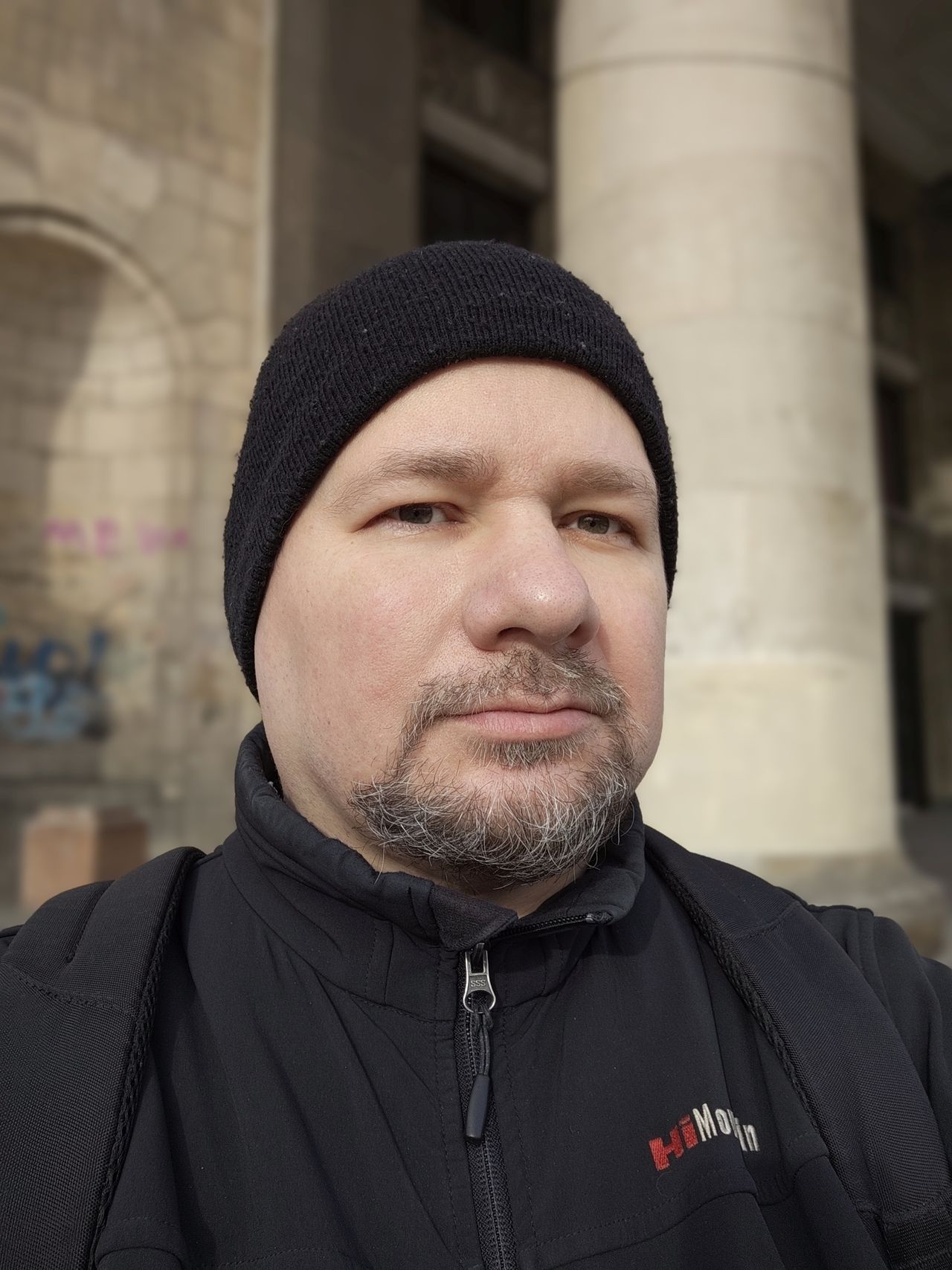 Zdjęcia selfie z włączonym upiększaniem i bez tej funkcji. Domyślnie mają one 32 Mpix i po zapisaniu bardzo duży rozmiar w MB.