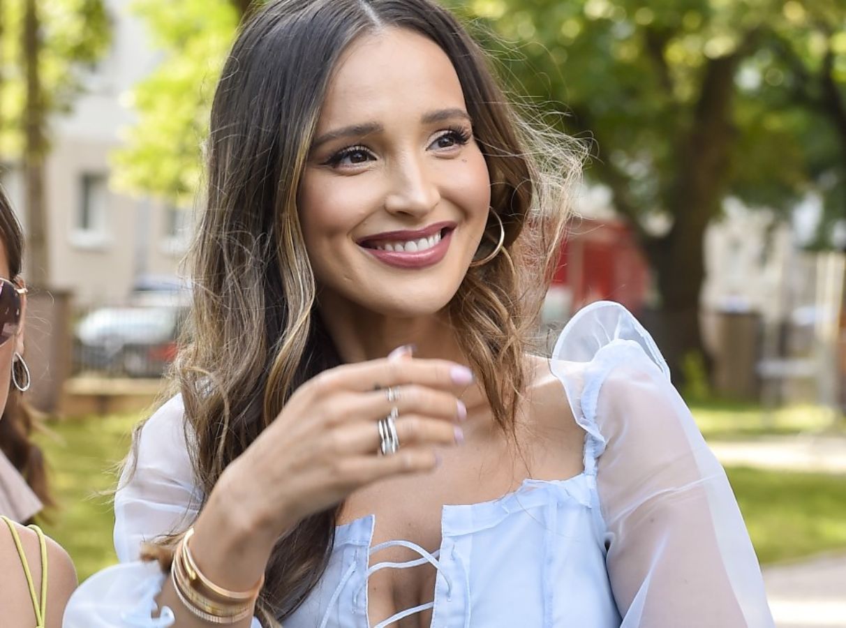 Bryluje w Cannes. Stylizacja z gorsetem to istny obłęd