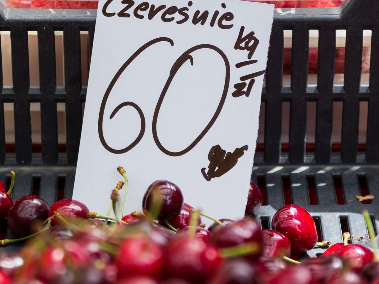 Czereśnie towarem luksusowym. Ceny szaleją, podobnie jak cytryn czy imbiru. Jednak jest nadzieja