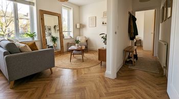 Robisz to z podłogą w małym mieszkaniu? Przez ten jeden detal wnętrze wydaje się ciaśniejsze