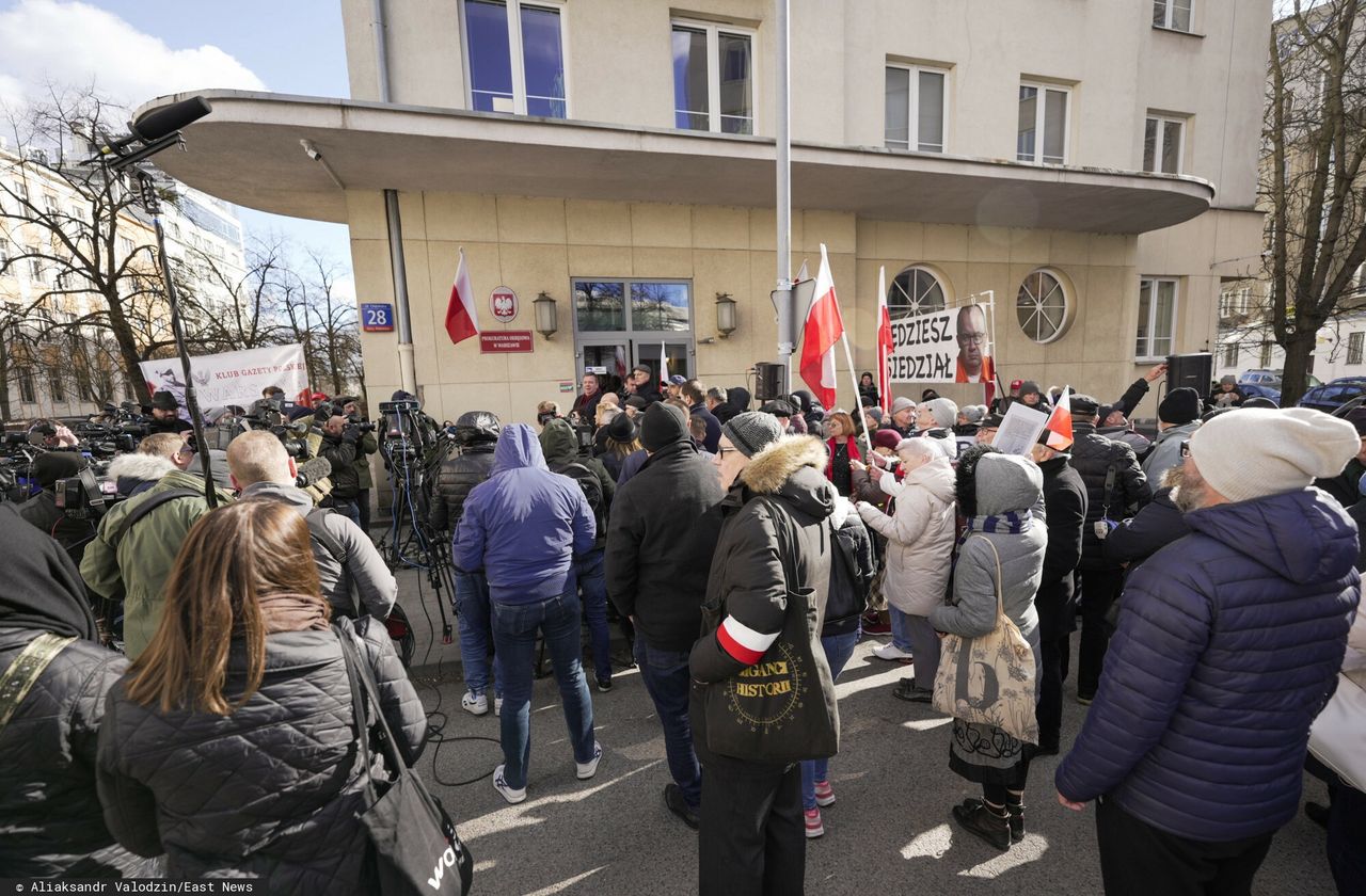 Krzyki przed prokuraturą. Tuż przed konferencją prezesa PiS