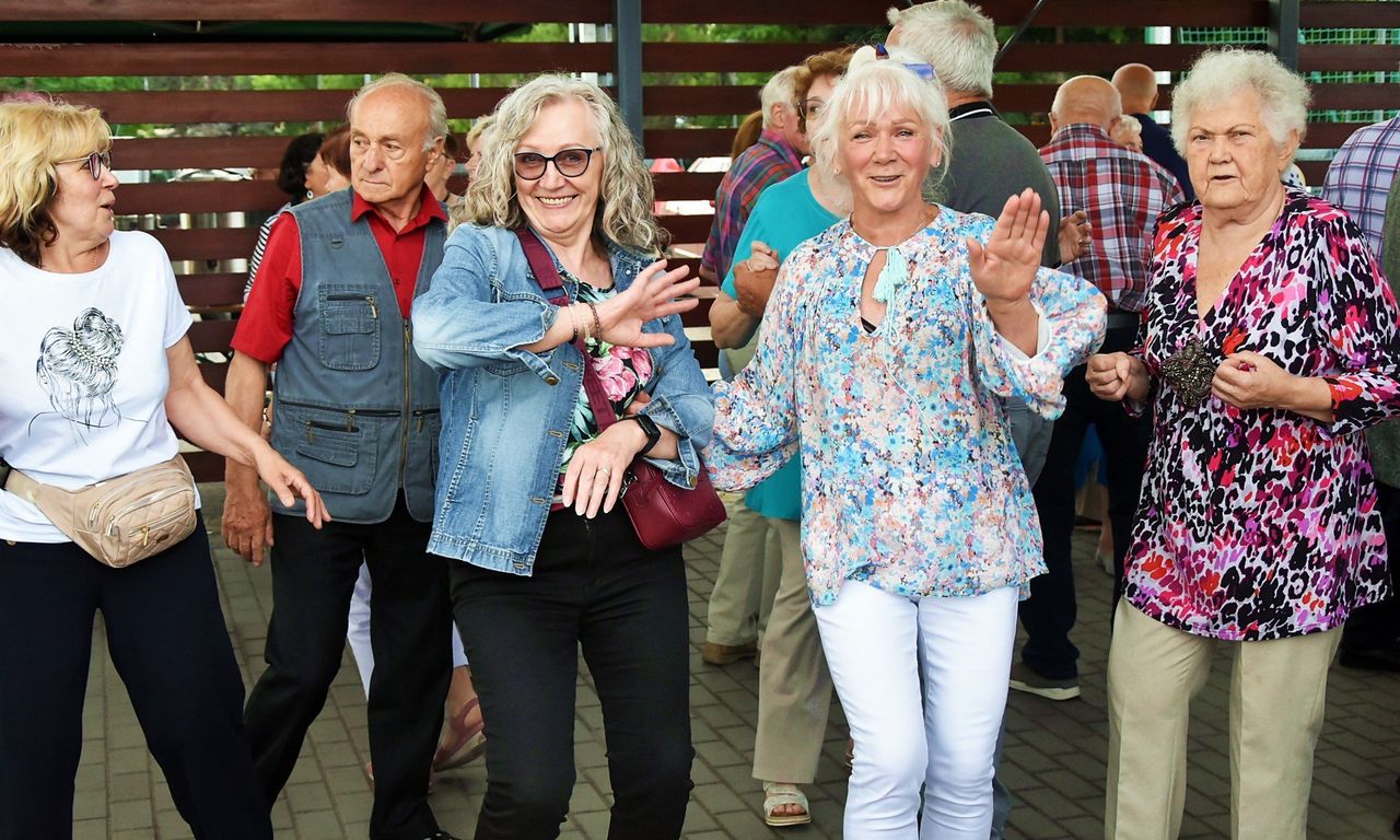 Seniorzy świetnie bawili się podczas zabawy tanecznej na stadionie przy ul. Okrzei w Pile