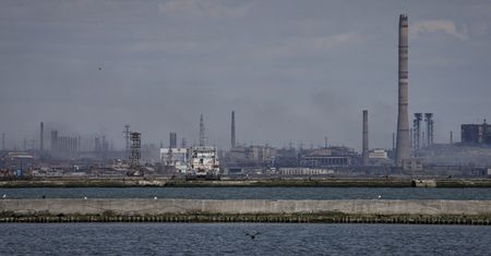 Mariupol. Cywile ewakuowani z okolic zakładu Azowstal w Marriupolu