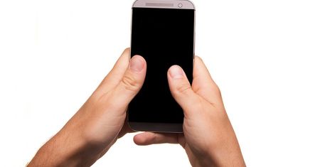 Kobieta zostawiła telefon telefon na jednej z półek sprzedażowych. Złodziej wykorzystał okazję