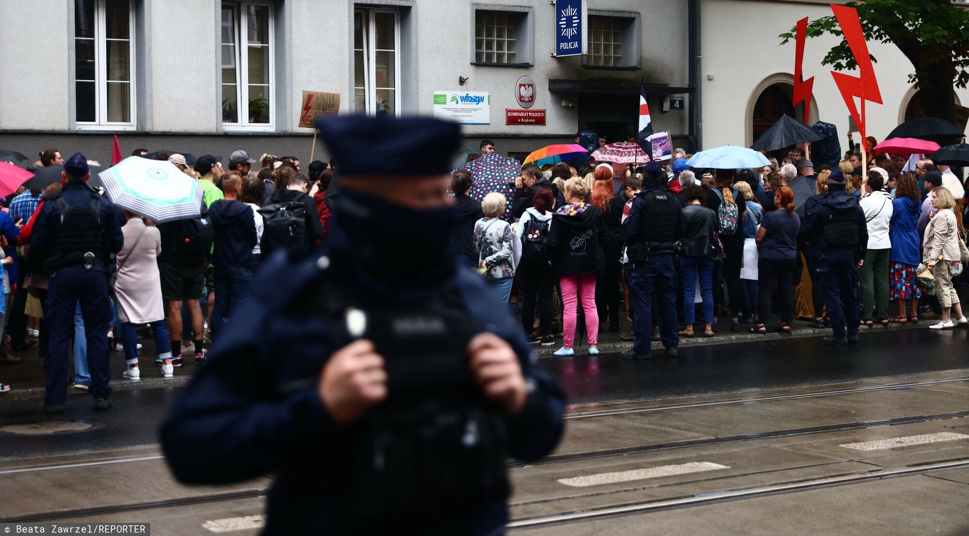 25.07.2023 r., Kraków. Protest przed komisariatem policji w związku ze sprawą interwencji policji wobec pani Joanny, która dokonała aborcji
