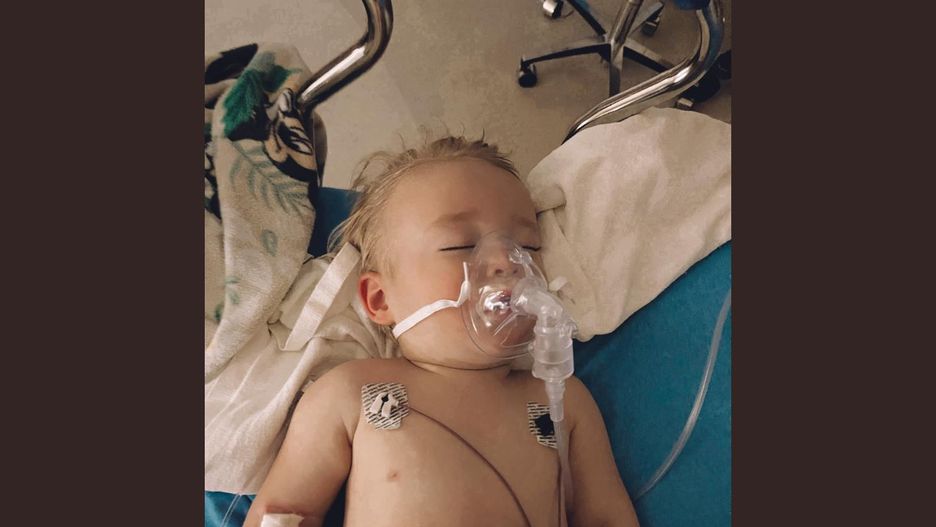 Chłopczyk zadławił się popularną przekąską. "Lekarz wyjaśnił, że może nie przeżyć operacji"