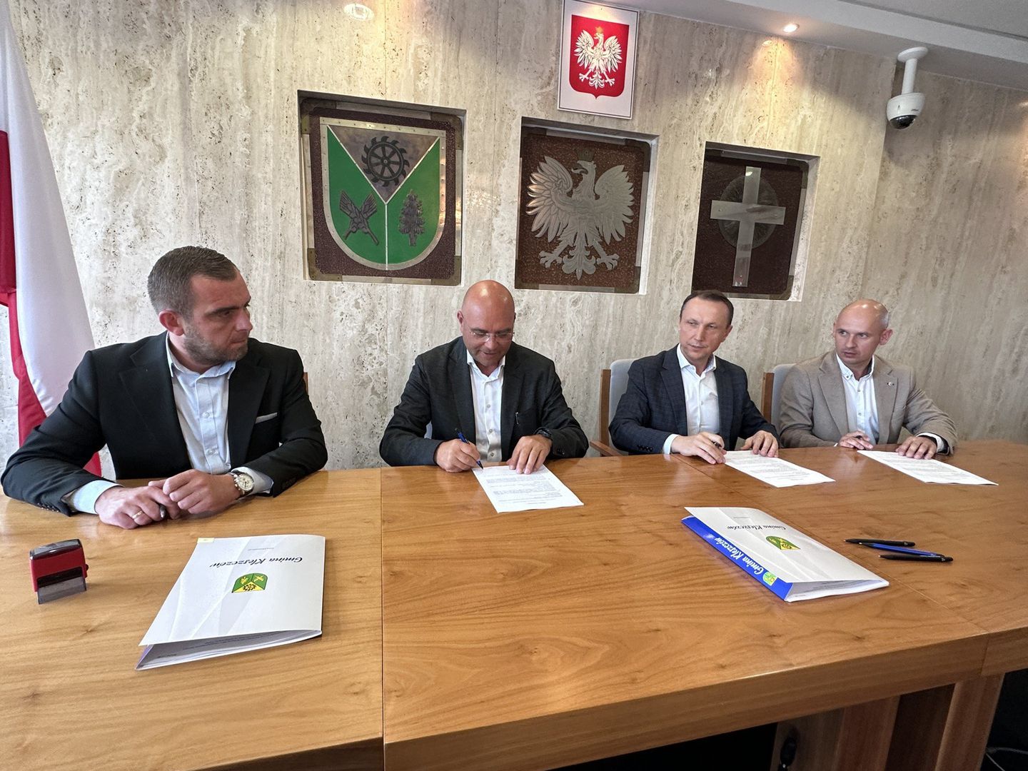 W Urzędzie Gminy Kleszczów podpisano umowę ze spółką Adaptive Motors Poland