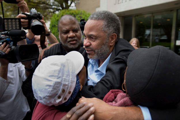 Po 30 latach Anthony Ray Hinton wyszedł na wolność. Siedział przez błędną ekspertyzę