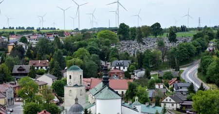 "Nowy mechanizm gratyfikacji". Właściciele wiatraków mają zrzucać się na mieszkańców