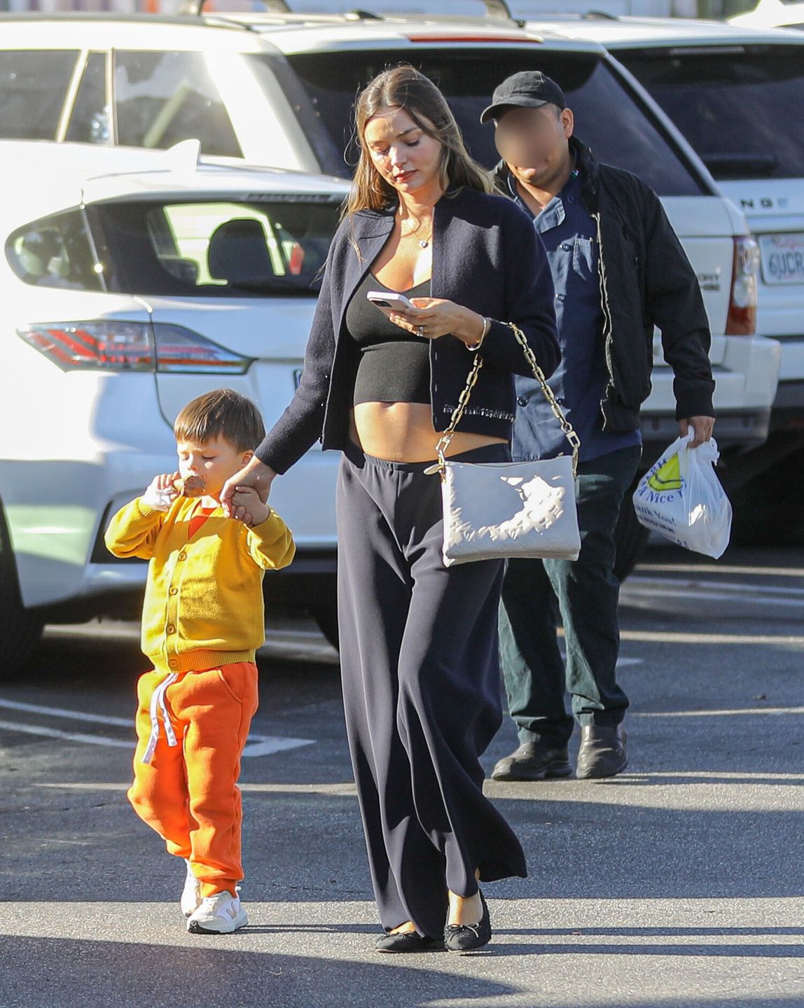 Miranda Kerr odsłania ciążowy brzuch w Santa Monica