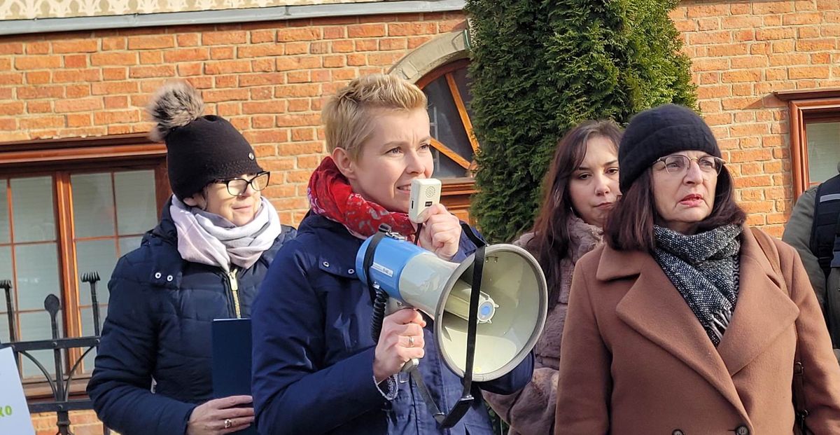 Protest przed gdańską kurią. Nz. Justyna Zorn i Małgorzata Rybicka