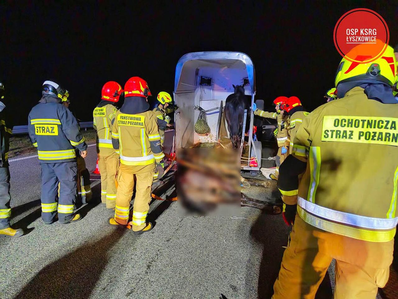 Kalenice: Wypadek na A2. Bus wjechał w przyczepę przewożącą konie