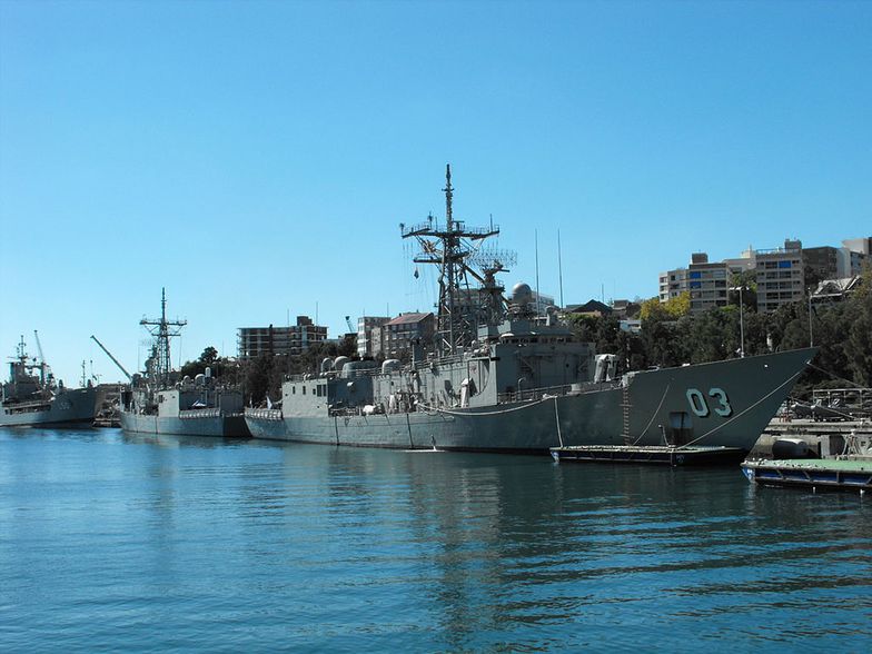 Na zdjęciu dwie australijskie fregaty klasy Adelaide: '"Sydney" i "Darwin" dokujące u wybrzeży Garden Island