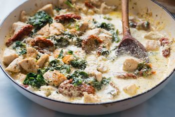 Każdy fan kurczaka zakocha się w tym przepisie. Aksamitny i pełen smaku sos robi robotę