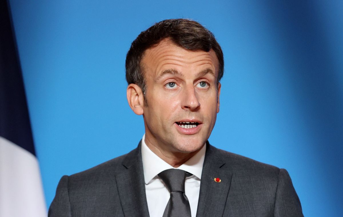 Emmanuel Macron nakłania rodaków do szczepień.