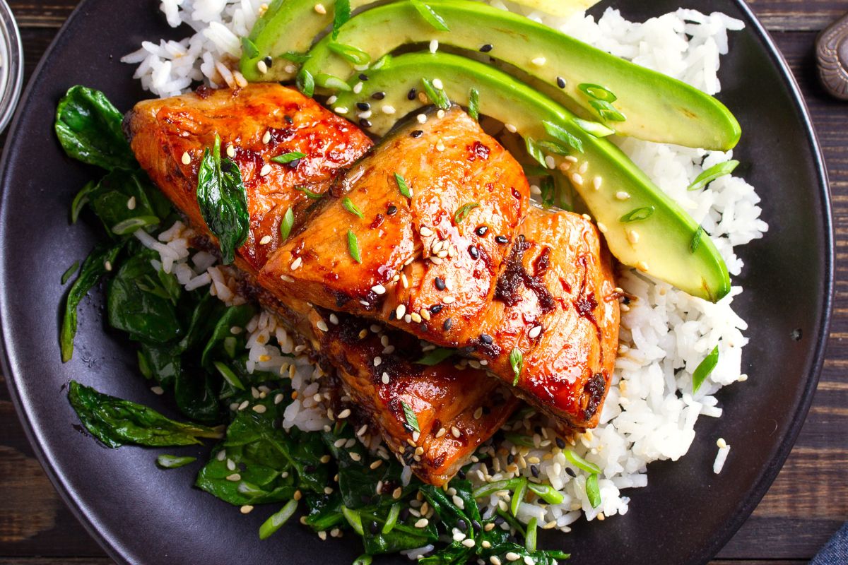 Takiego smacznego łososia się nie spodziewasz. Zapiecz go z zielonym warzywem