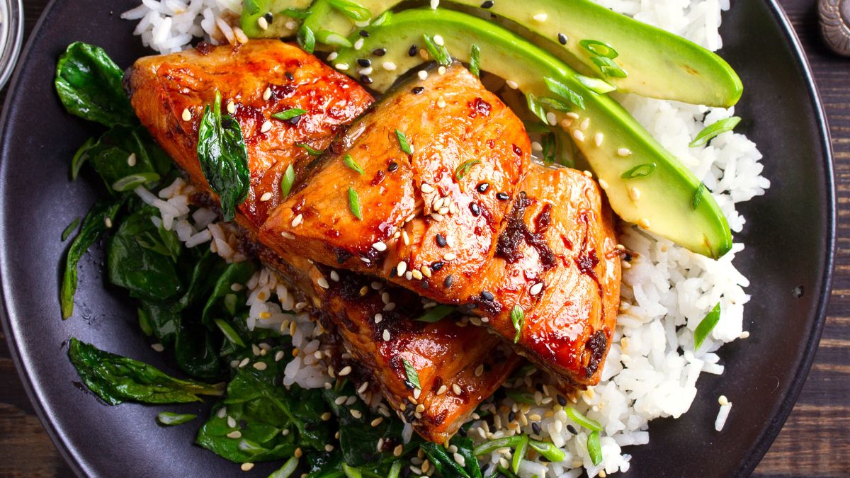 Łosoś pieczony ze szpinakiem jest zdrowy