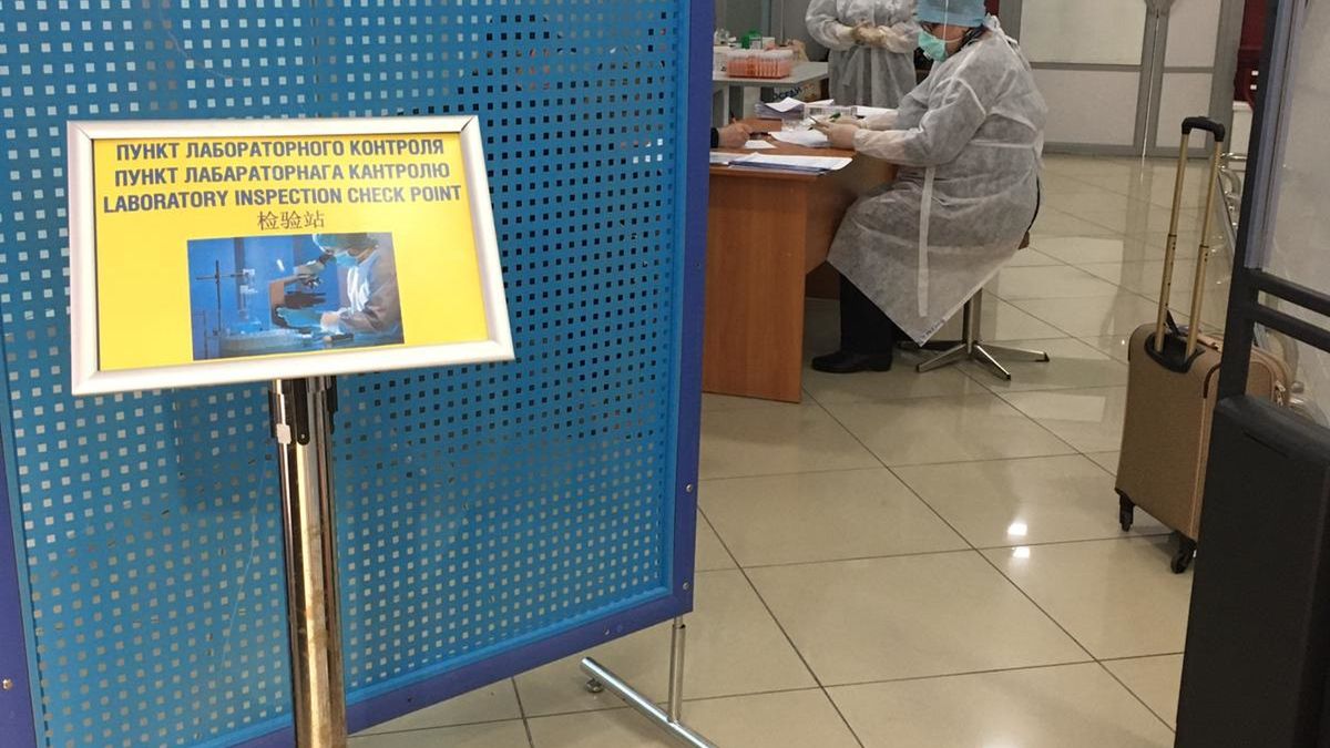 Testy na koronawirusa na lotnisku w Mińsku