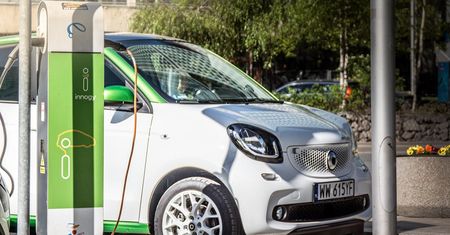 Kolejna sieć marketów stawia ładowarki dla elektryków. Tak to powinno wyglądać