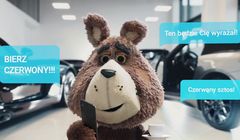 Plushak w salonie samochodowym reklamuje Plush na Kartę z etui do smartfonów (wideo)