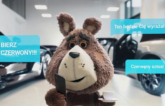 Plushak w salonie samochodowym reklamuje Plush na Kartę z etui do smartfonów (wideo)