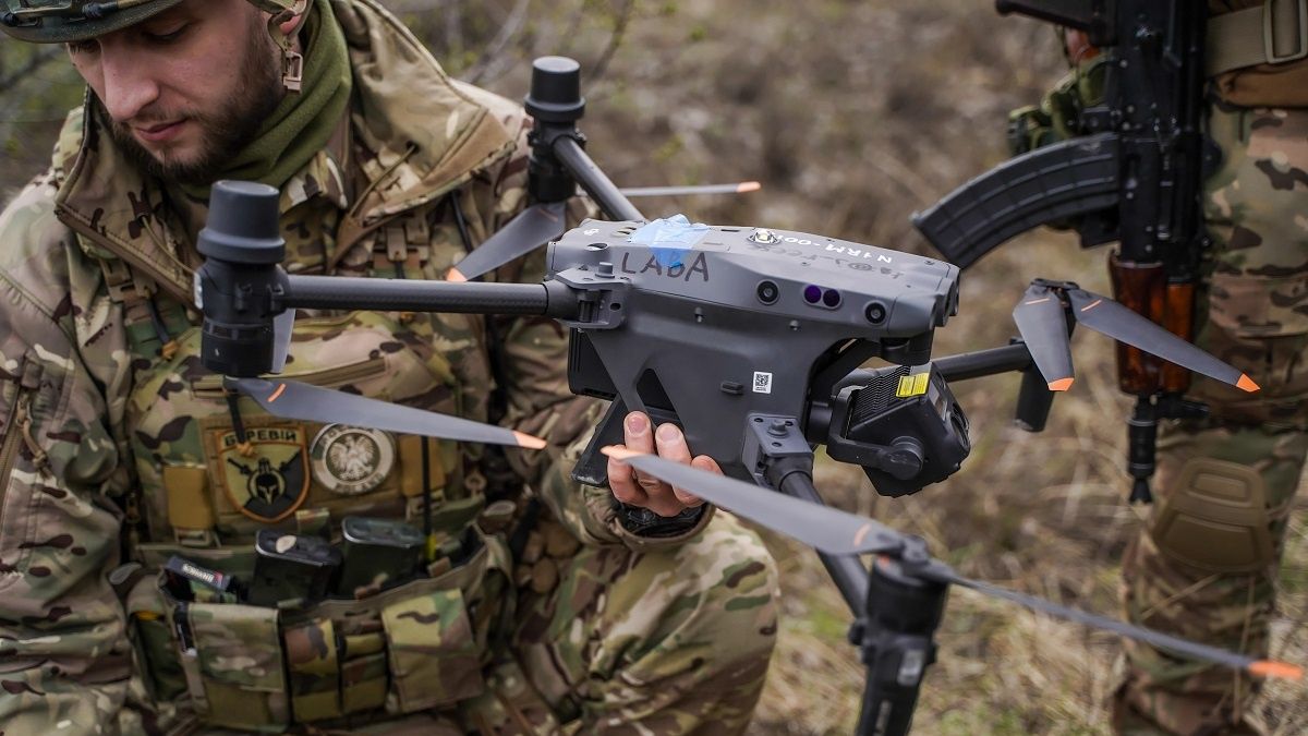 Operatorzy dronów walczą z Rosjanami.
