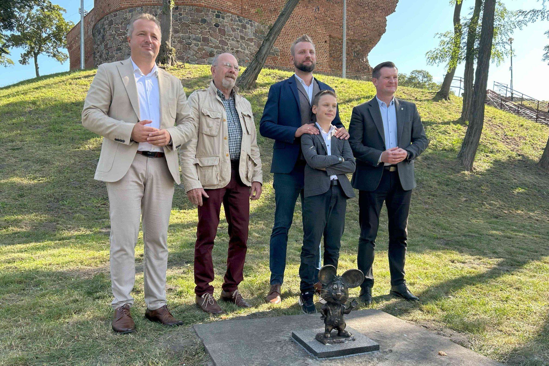 Gryzomir spod Mysiej Wieży to dzieło Michała Matuszaka, kruszwickiego rysownika oraz Zbigniewa Dolskiego, artysty z Godaw niedaleko Żnina. Na zdjęciu artyści z burmistrzami Kruszwicy