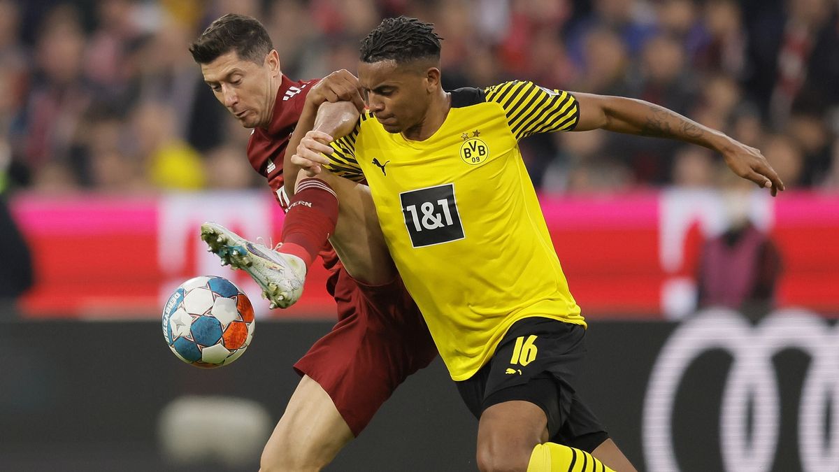 Robert Lewandowski (z lewej) i Manuel Akanji