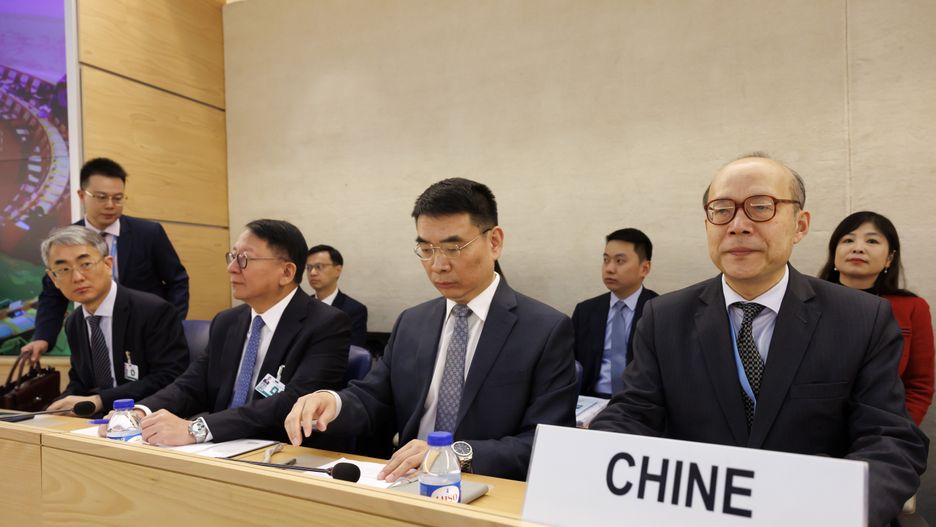 Ambassador Chen Xu (R), Permanent Representative Mission of China to the UN Geneva, who is leading China's delegation, waits prior to the UN Human Rights Council's Universal Periodic Review (UPR) Working Group meeting to review China's human rights record, at the European headquarters of the United Nations in Geneva, Switzerland, 23 January 2024. EPA/SALVATORE DI NOLFI Dostawca: PAP/EPA.