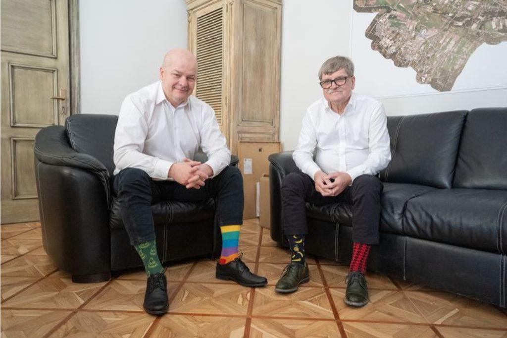 Kolorowe skarpetki samorządowców - galeria skarpetek nie do pary!