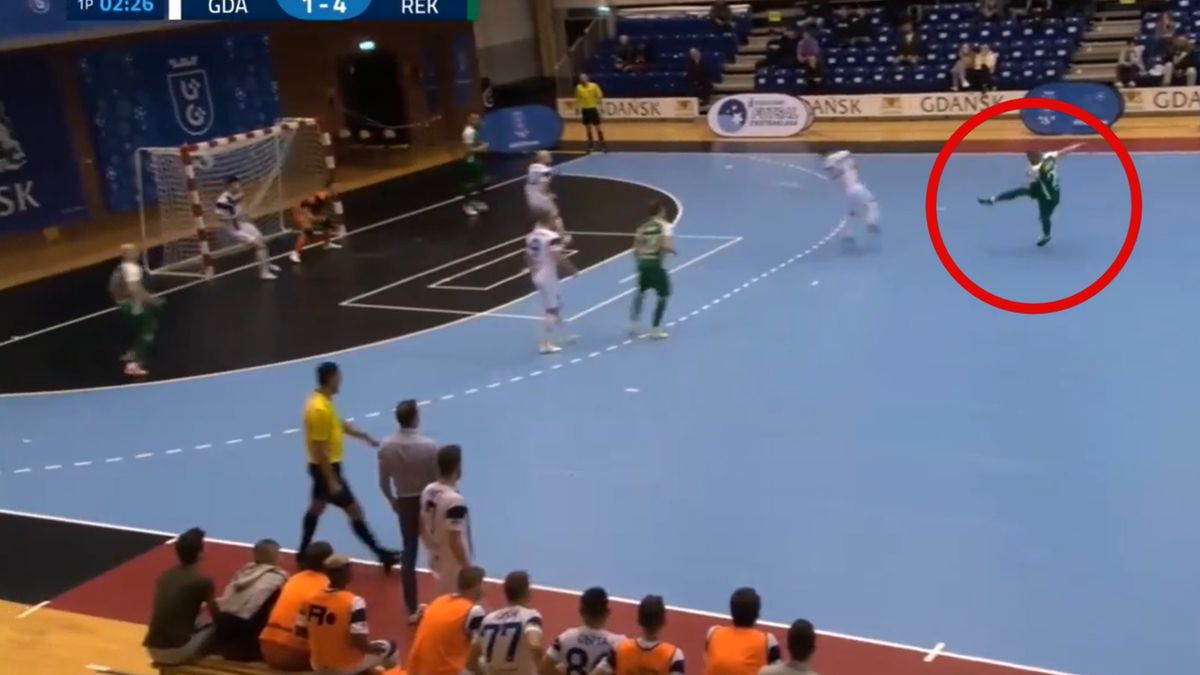 Facebook / Futsal Ekstraklasa / Wspaniały gol Sebastiana Leszczaka