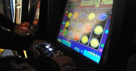 Państwowe salony gier na automatach otwarte. Totalizator Sportowy po cichu uruchamia pierwszych jednorękich