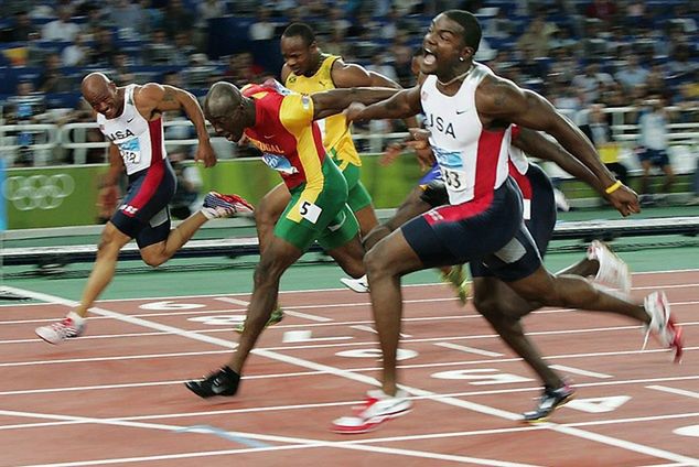 Justin Gatlin wygrywa finał 100 m na igrzyskach w Atenach. Fot. PAP/EPA/Fabrice Coffrini