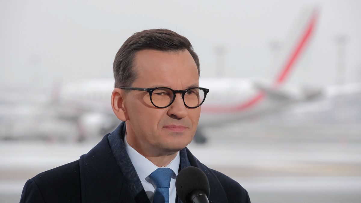 Warszawa, 24.11.2022. Premier Mateusz Morawiecki podczas konferencji prasowej na lotnisku Okęcie w Warszawie, 24 bm. Premier Morawiecki udaje się na szczyt szefów rządów państw Grupy Wyszehradzkiej w Koszycach. (mr) PAP/Mateusz Marek