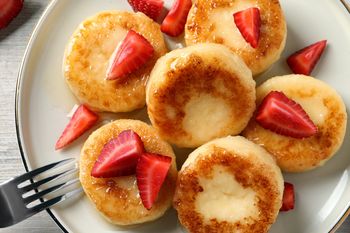 Wyjmij serek wiejski z lodówki i zrób pyszne placuszki. Idealne na śniadanie