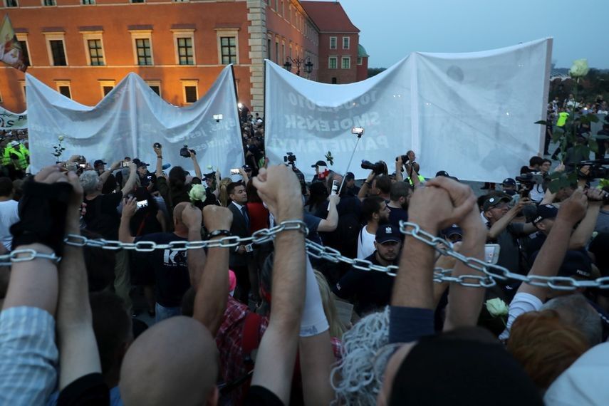 Protestowali z łańcuchami. Obywatele RP: "policja zaatakowała na pl. Zamkowym"