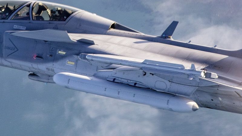 JAS 39 Gripen z zasobnikiem walki elektronicznej Arexis.