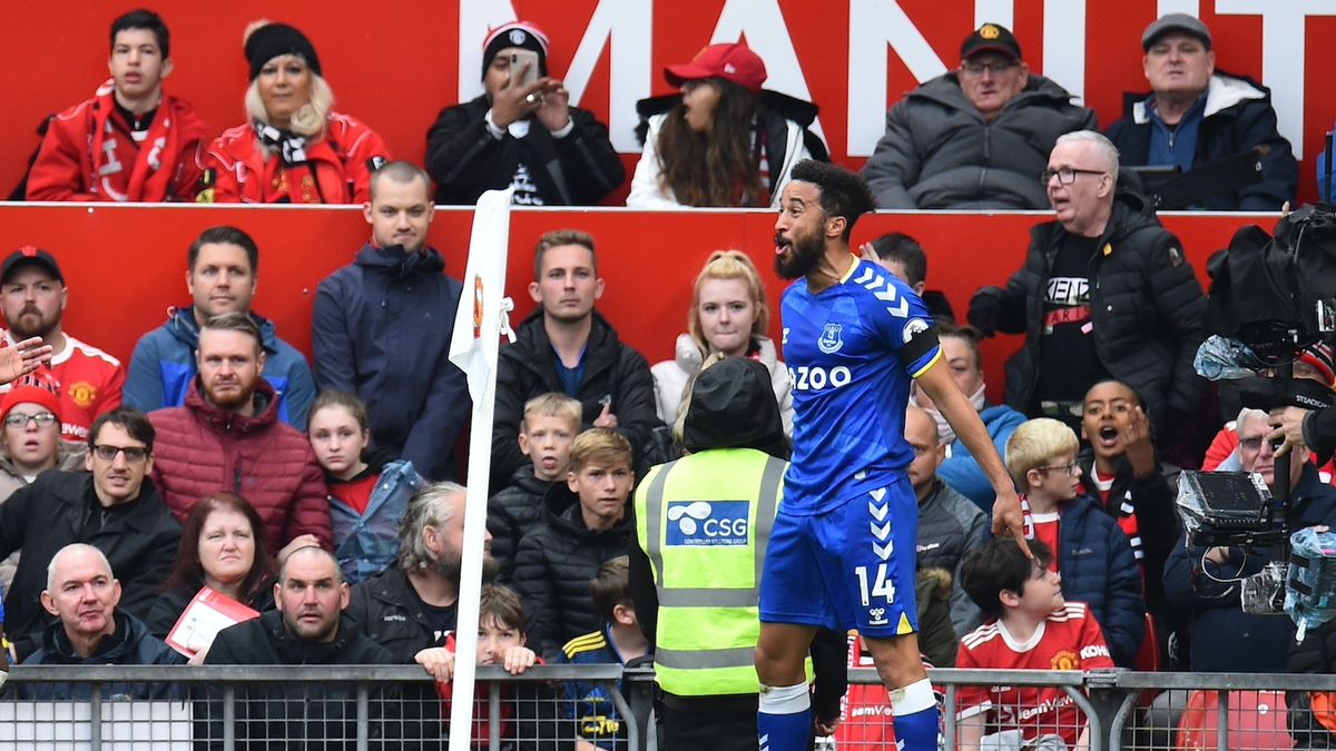 Andros Townsend celebruje bramkę, którą strzelił w meczu Manchester United - Everton