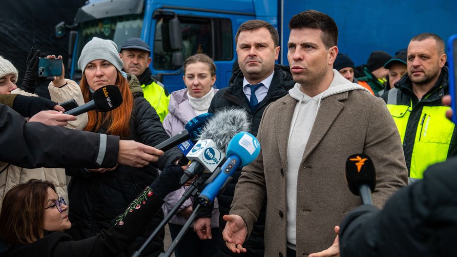 Dorohusk, 25.11.2023. Konsul Generalny Ukrainy w Lublinie Ołeh Kuts (3P) oraz wiceminister infrastruktury Ukrainy Serhij Derkacz (2P) podczas spotkania z kierowcami ciężarówek na przejściu granicznym w Dorohusku, 25 bm. Trwa strajk przewoźników na granicy z Ukrainą. Protestujący domagają się m.in. wprowadzenia zezwoleń komercyjnych dla firm ukraińskich na przewóz rzeczy, z wyłączeniem pomocy humanitarnej i zaopatrzenia dla wojska ukraińskiego, zawieszenie licencji dla firm, które powstały po wybuchu wojny na Ukrainie i przeprowadzenie ich kontroli. Jest też postulat dotyczący likwidacji tzw. elektronicznej kolejki po stronie ukraińskiej. (wj/amb) PAP/Wojtek Jargiło