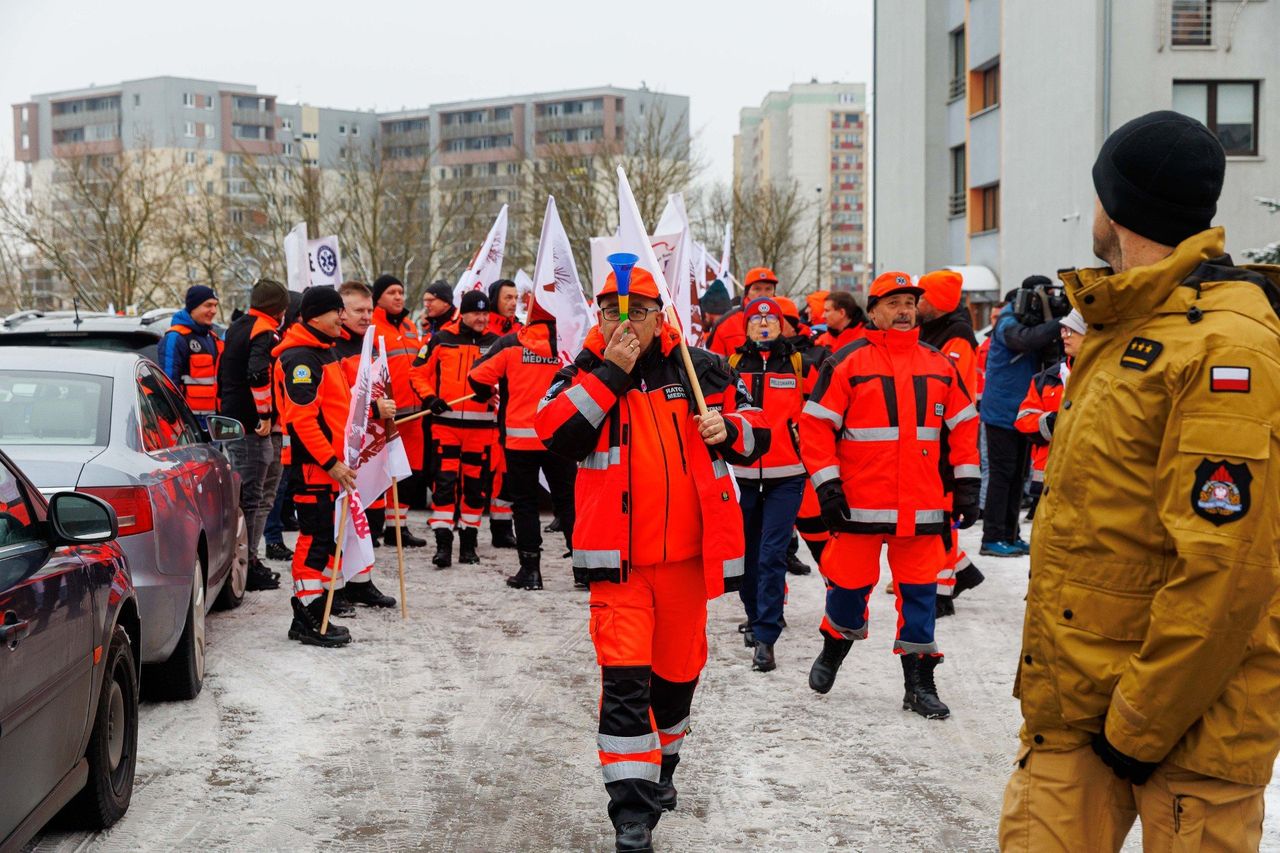 Białystok: Ratownicy medyczni wyszli na ulice. Konsolidacji nie będzie. Zarząd województwa wystosował oświadczenie