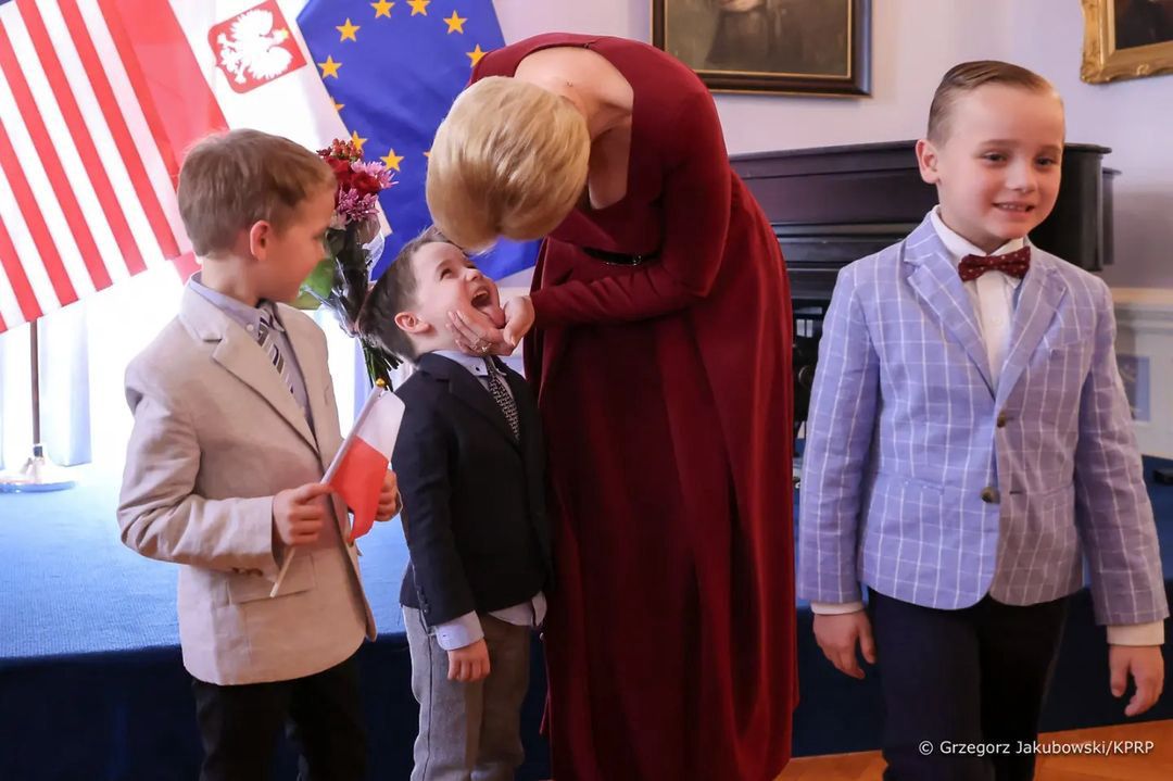 Agata Duda w luźnej sukienceInstagram/pierwszadama_akd