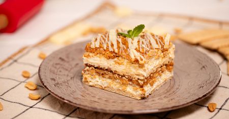 Ciasto Biały Snickers bez pieczenia. Na inne desery nawet nie spojrzysz