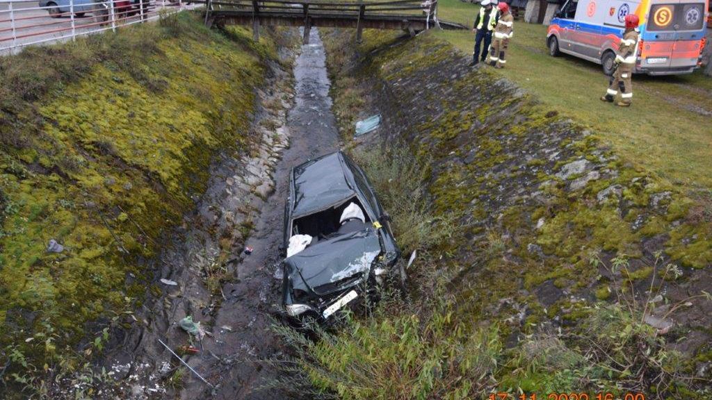 Samochód wjechał do rowu. Pasażer nie przeżył