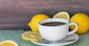 Niektórzy piją kawę z cytryną. Ma duży wpływ na samopoczucie