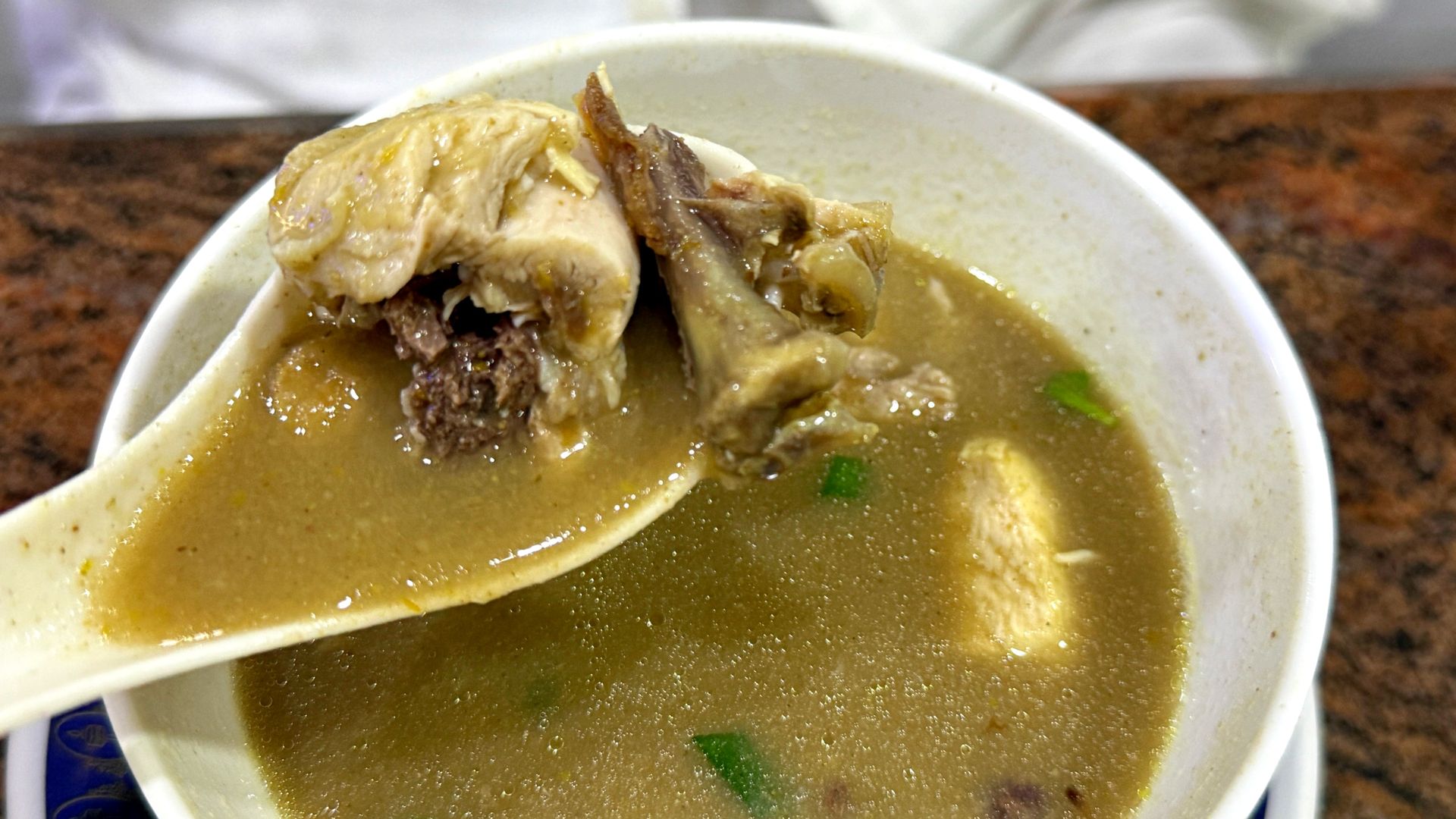 Regeneracja stawów wymaga składników, które wspierają odbudowę chrząstki i ograniczają mikrouszkodzenia