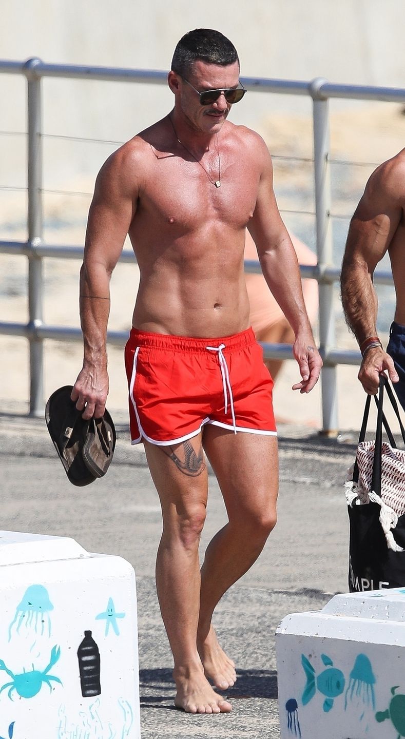 Luke Evans na przejażdżce z kolegą