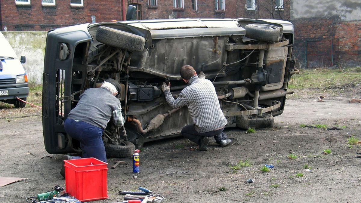 Wbrew pozorom to wciąż się dzieje. Co prawda dostępne są już lepsze podnośniki, ale widziałem niedawno podobną sytuację.