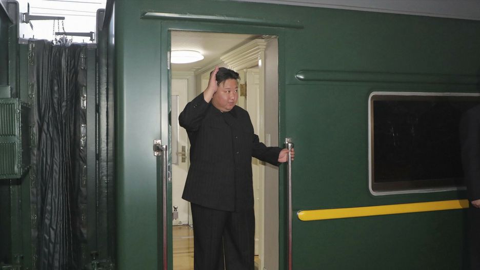 Kim Dzong Un jedzie do Rosji poci?giem
This Sunday, Sept. 10, 2023, photo provided by the North Korean government, shows that North Korea leader Kim Jong Un waves from a train in Pyongyang, North Korea, as he leaves for Russia. Independent journalists were not given access to cover the event depicted in this image distributed by the North Korean government. The content of this image is as provided and cannot be independently verified. Korean language watermark on image as provided by source reads: "KCNA" which is the abbreviation for Korean Central News Agency. (Korean Central News Agency/Korea News Service via AP)
?????